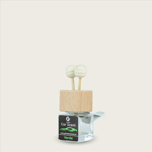 Difusor de aroma para auto GT Aromas, frasco de vidrio con tapa de madera y varitas verdes.
